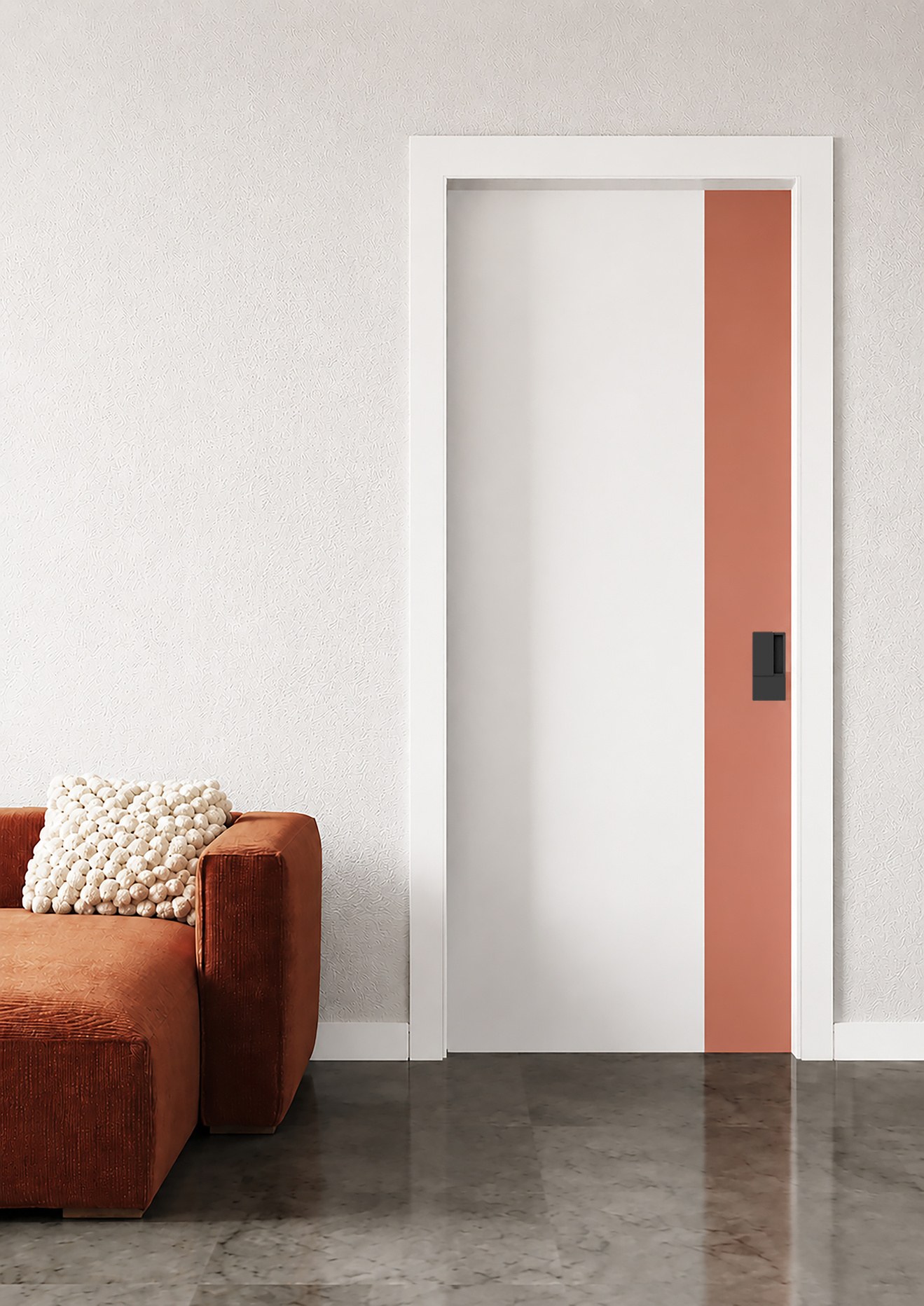 Porta Tactum 2 bianca con l'inserto verticale a tutta altezza in color salmone, accanto a un divano nella stessa tonalità