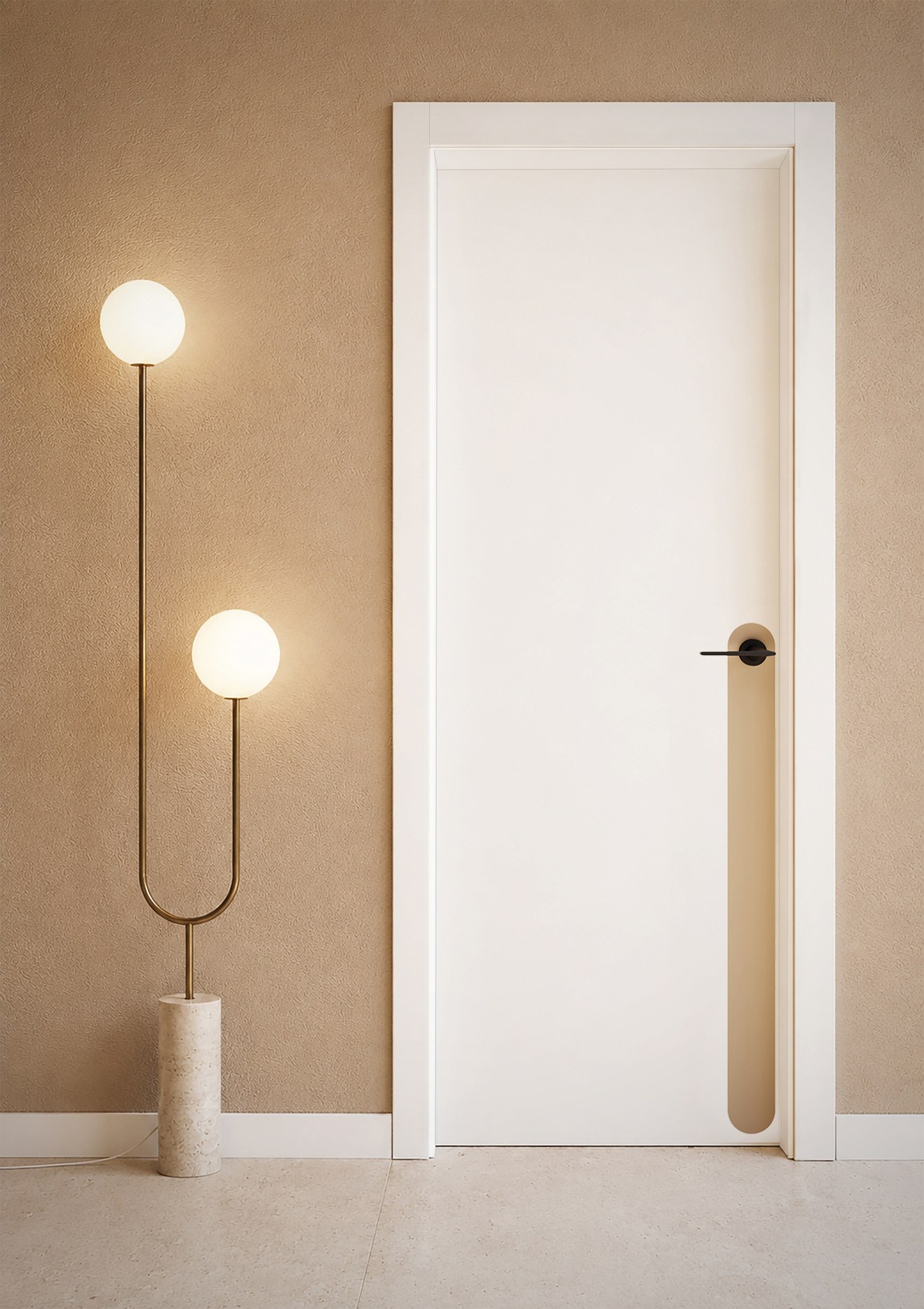Porta Tactum 4 bianca con l'inserto a capsula beige incassato sotto la maniglia, accanto a una lampada